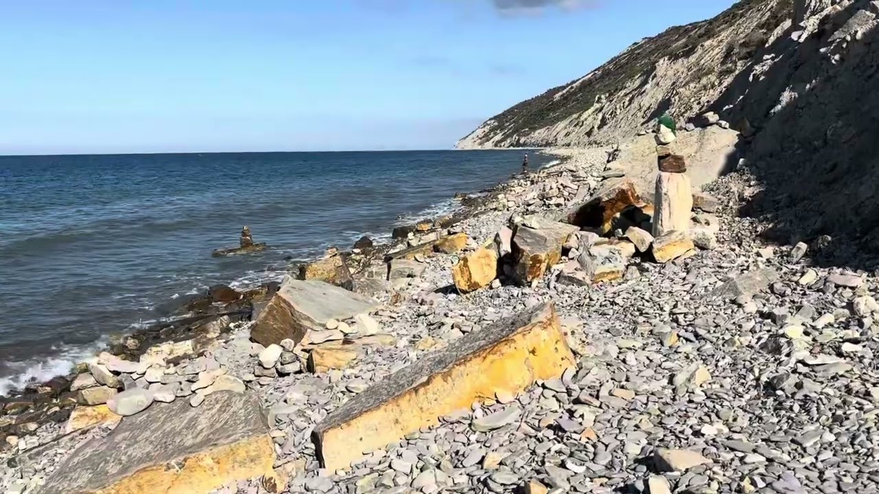 Только вы, море и спокойствие! Кайфовая прогулка по дикому пляжу вдоль скал! 