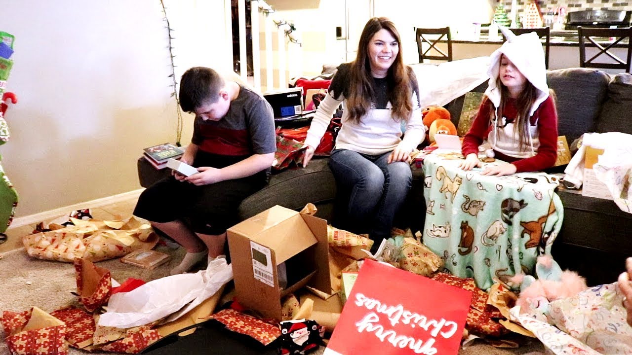 CHRISTMAS MORNING 2018 // WHAT I GOT FOR CHRISTMAS // STAY AT HOME MOM