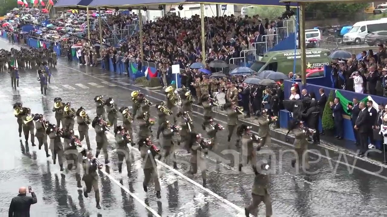 2 Giugno, l'arrivo dei Bersaglieri al suono della Flik flok