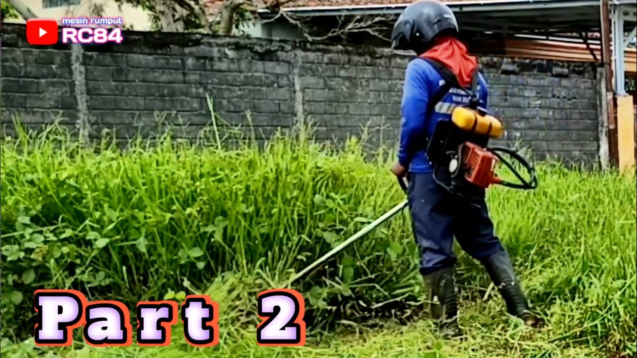 Potong Rumput Semak di Lapangan Untuk anak bermain saat Libur Sekolah menjelang Tahun baru 2025