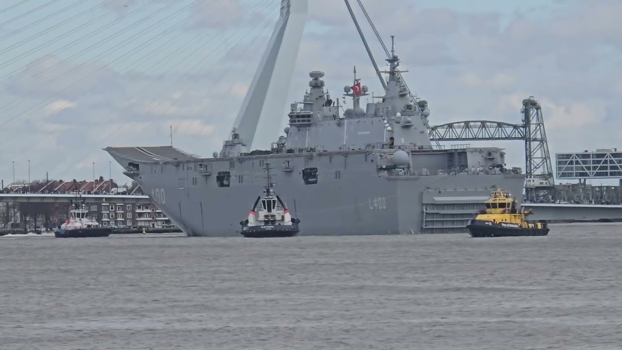 Turkse  Amfibisch transportschip en dronecarrier verlaat Rotterdam.
