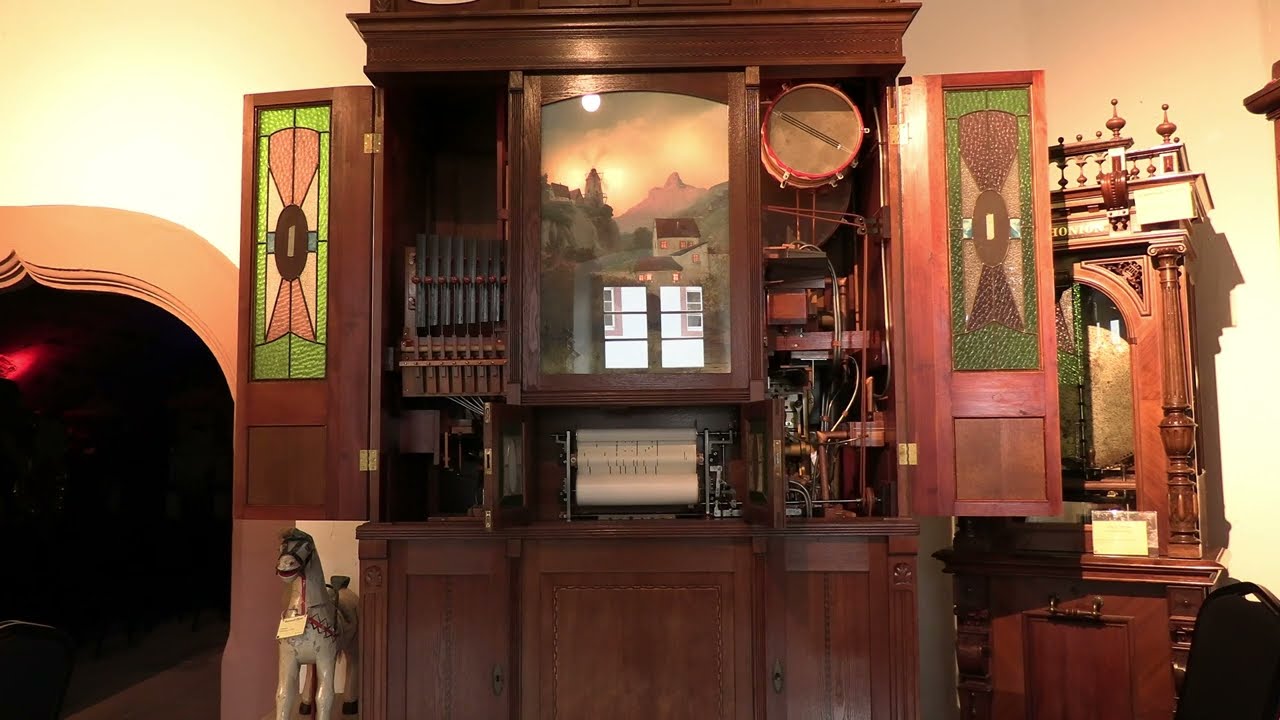 Die sch&ouml;ne Josephine in der Badekabine - L&ouml;sche 'Modell 2-M' Orchestrion