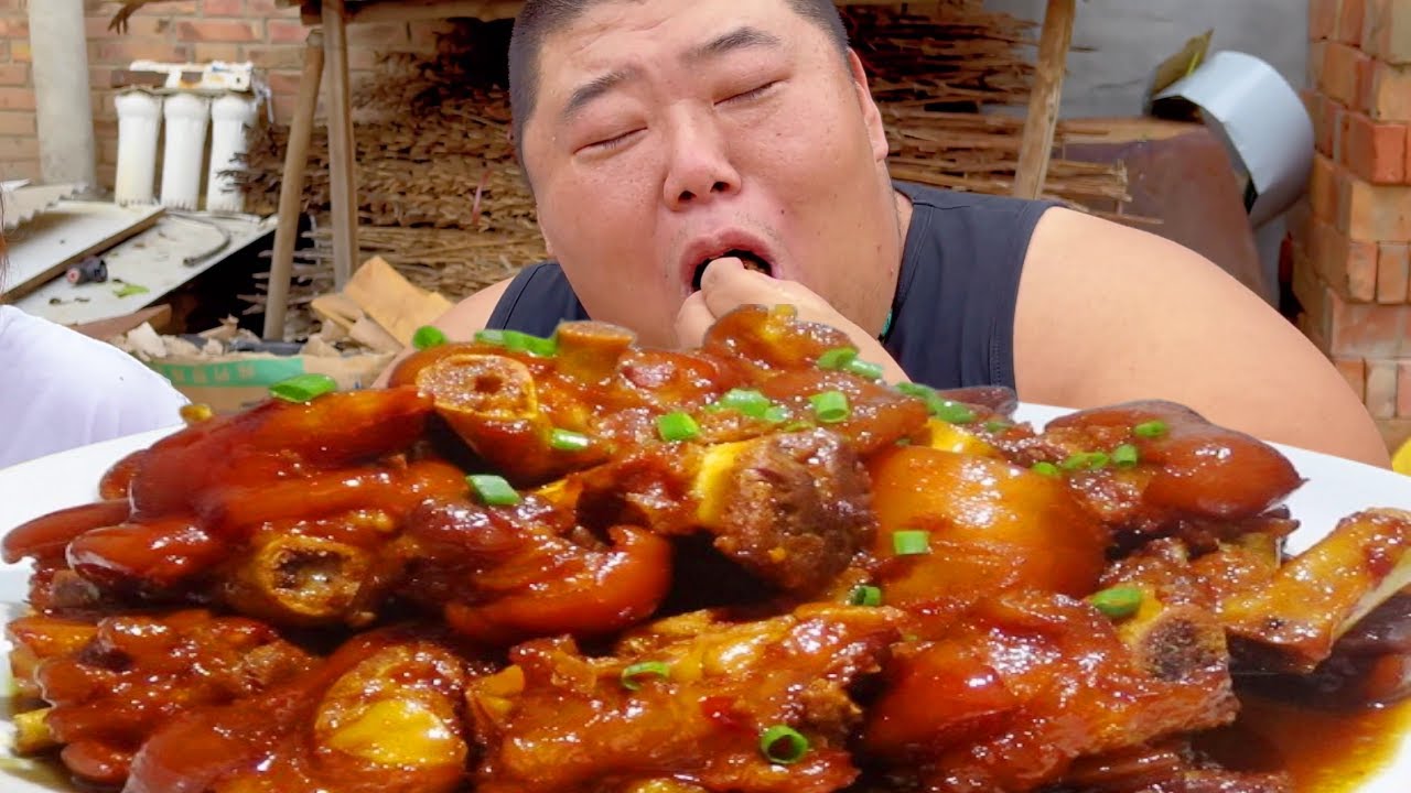 馋哭老粉的限时回归！土豆炖排骨配肥肠，软烂脱骨吸满汤汁，一口下去直接迷糊！【胖猴仔】