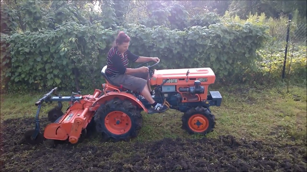 Babcia na traktorku Kubota 5001