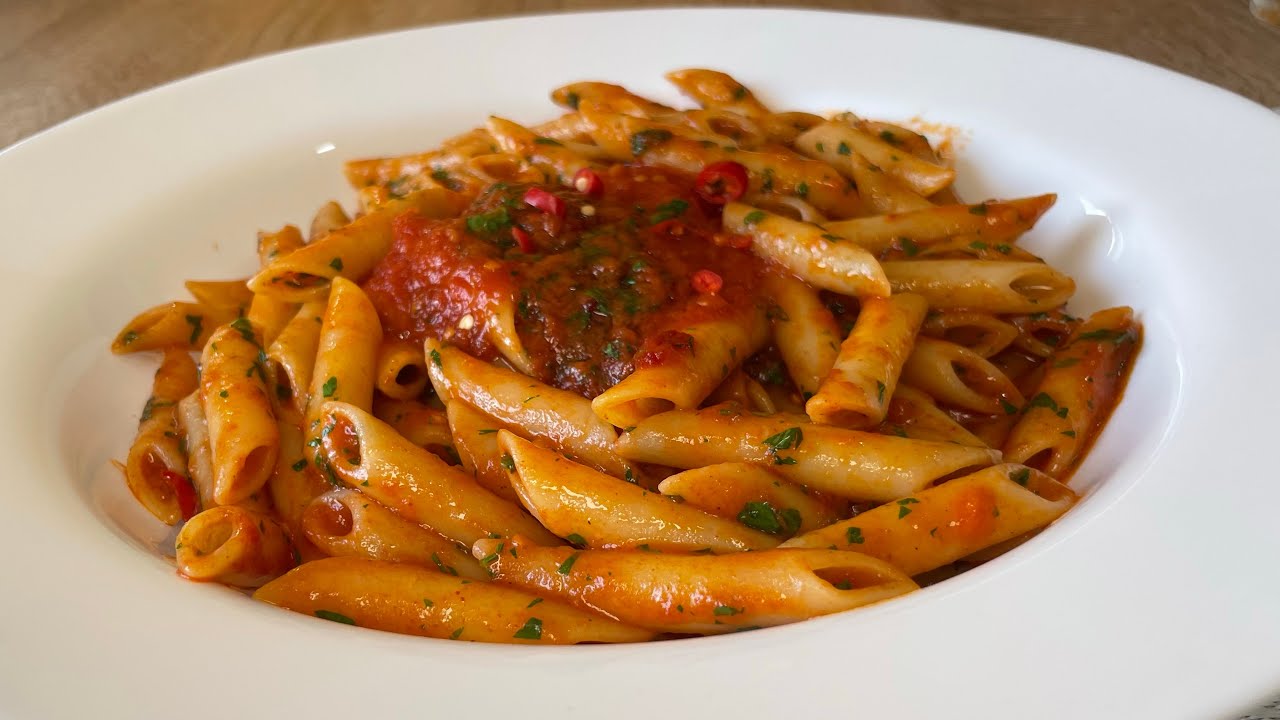 Penne all'Arrabbiata con Pomodoro e Peperoncino Calabrese Fresco.