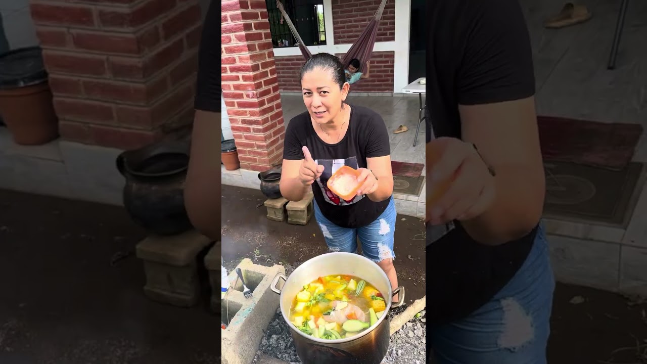 Sopa de gallina con loroco y pipianes de huerto de patroamiga