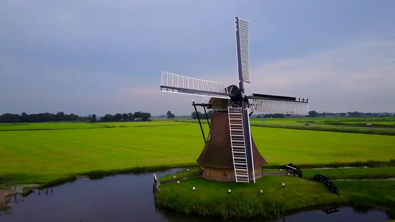 Windmill:  De Huinsermolen.. Húns, The Netherlands..
