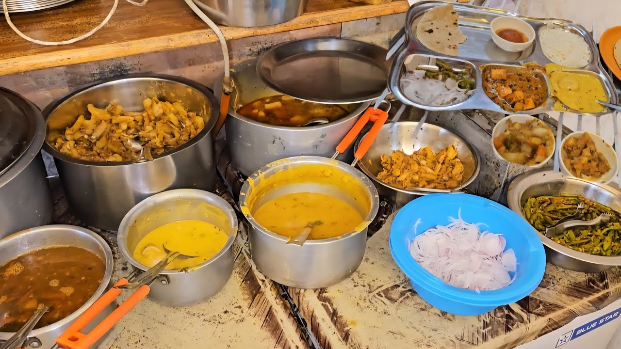 Aunty is Selling Home Made Food in Aligarh | Unlimited Veg Thali in Aligarh | Aligarh Street Food