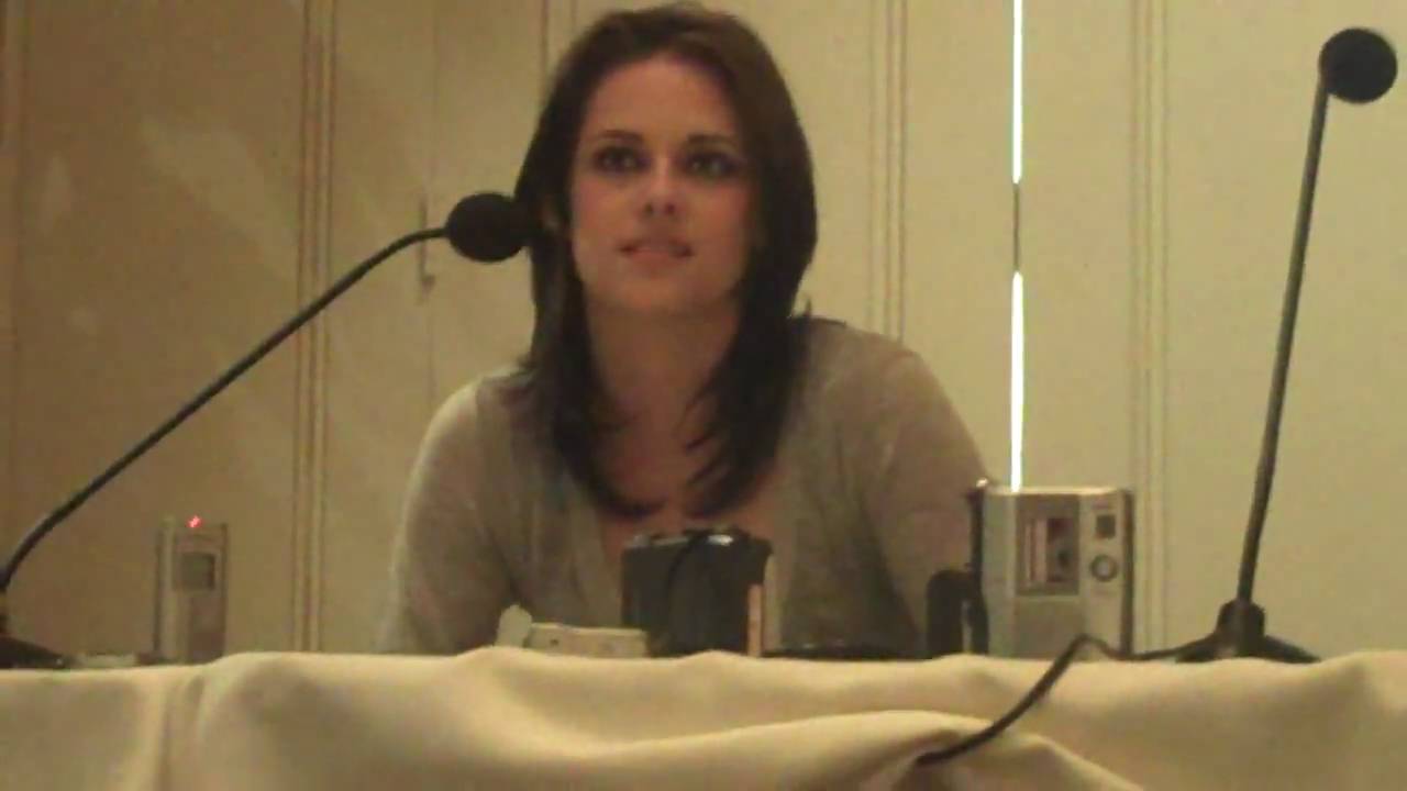 Kristen Stewart - Eclipse Press Conference Pt. 2 of 3