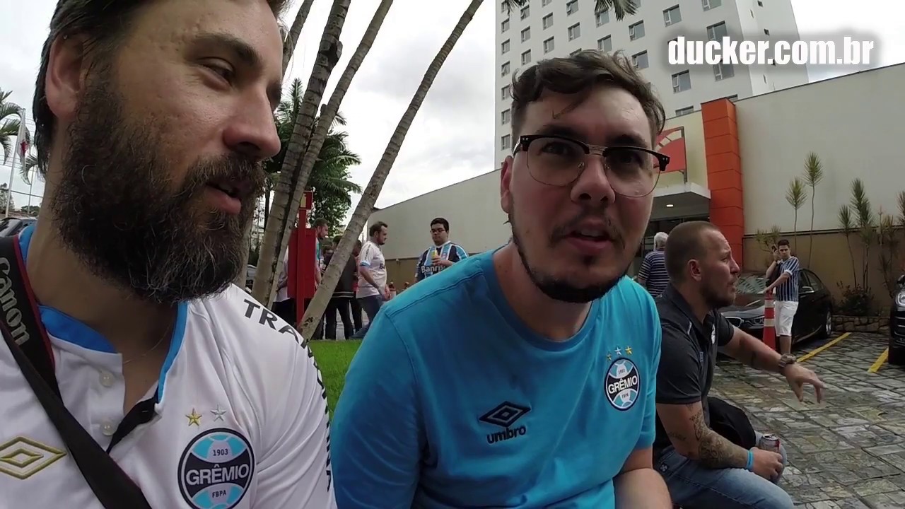 Rodrigo Adams dando uma de m&atilde;e Dinah antes do jogo em BH - 3x1