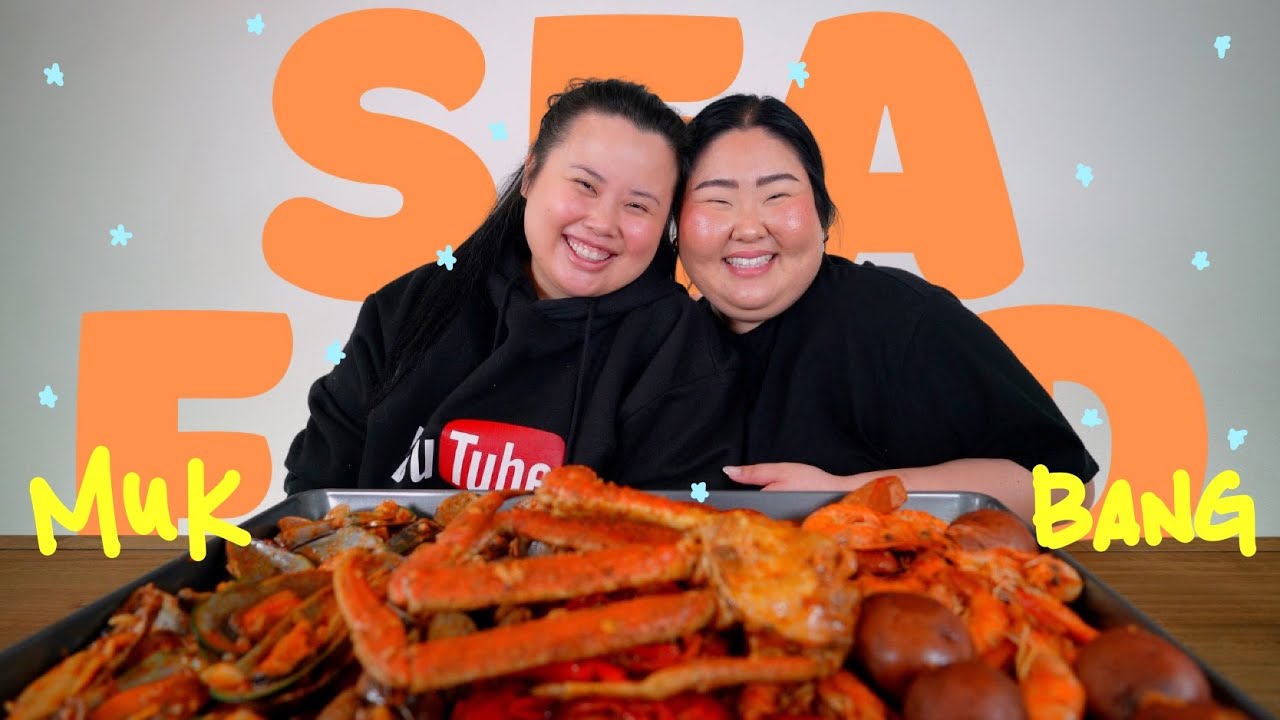 HUGE SEAFOOD BOIL MUKBANG 먹방 + Shrimp, Crawfish, Mussel, Clams, and Snow Crab | MONDAY MUNCHIES