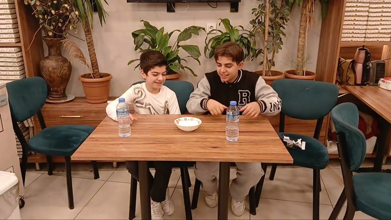 تحدي بين يزن و احمد 😂😂