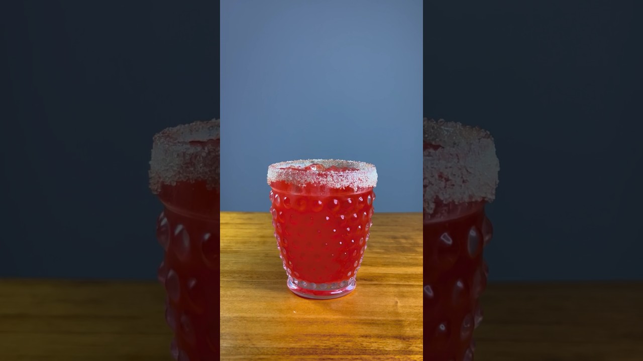 The Dirty Santa 🎅🏽 #shorts #drinks #cocktail #dirtysanta #vodka #xmas #christmas #santa