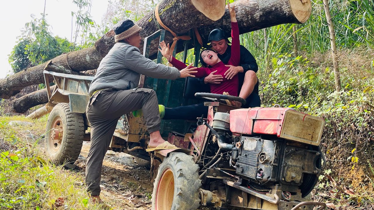 Agricultural vehicles transporting wood; let's watch the skills of the girl loading the wood.