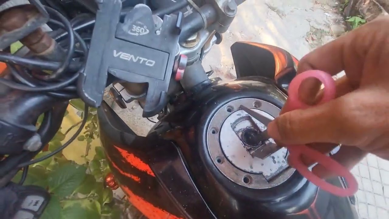 Como cambiar tapón de tanque de gasolina sin llave a la motocicleta Crossmax 250 PRO
