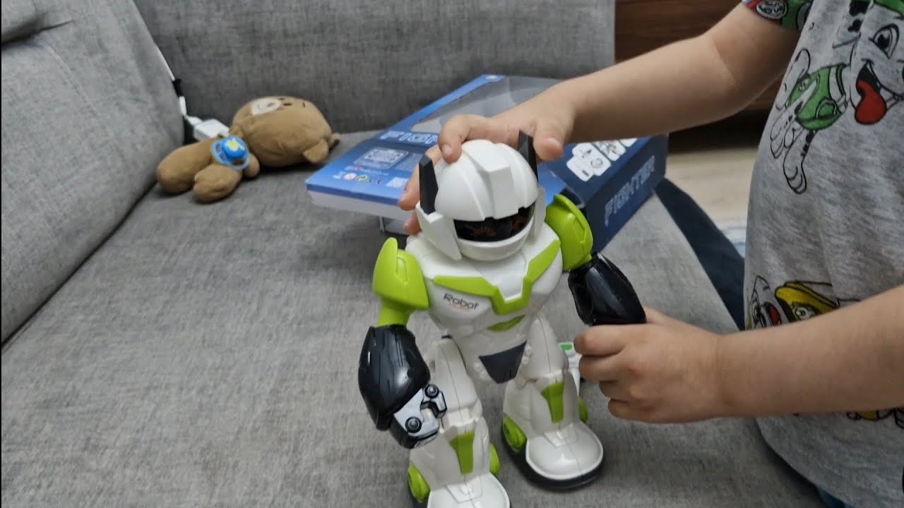 Kutu açılımı yaptık. Hediye paketinden robot çıktı.Kurbağa Oyuncağı açtık.Kurbağalar boncukları yedi