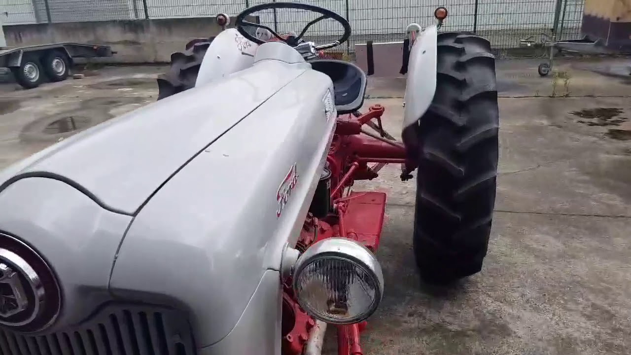 V8 Ford NAA Jubilee Traktor.