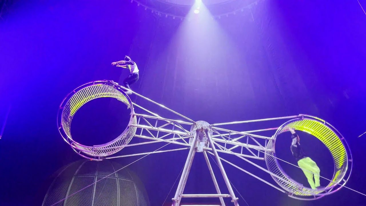 Danger!!! A thrilling spinning wheel acrobatic stunt, the performer nearly fell
