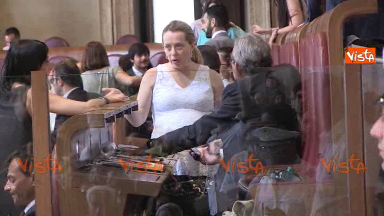 Meloni e Giachetti parlano tra loro al primo Consiglio Comunale della Raggi