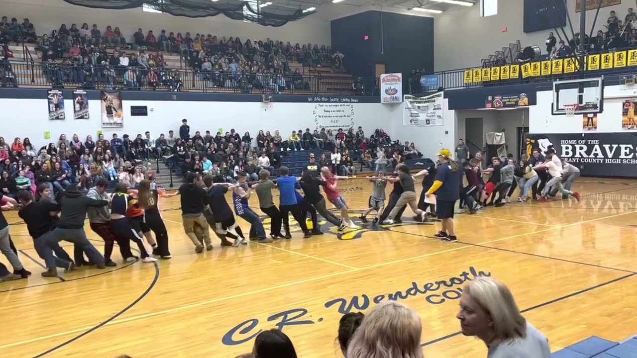 2022 high school pep rally tug of war freshman vs sophomores and juniors vs seniors(freshman,senior)