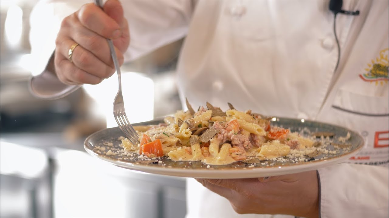 Zimowe Penne Rigate z pieczarkami i kiełbasą Veneta w sosie śmietanowym