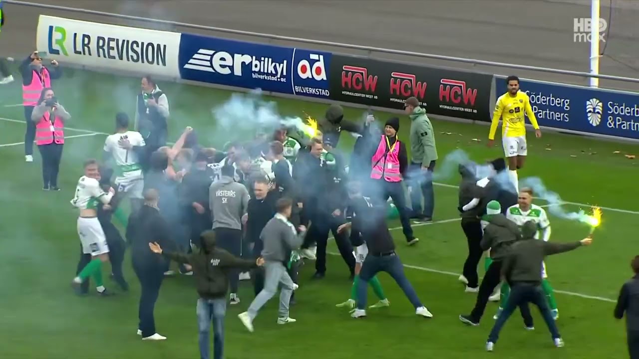 V&auml;ster&aring;s SK Stormar Planen i Falkenberg efter Avancemang till Allsvenskan
