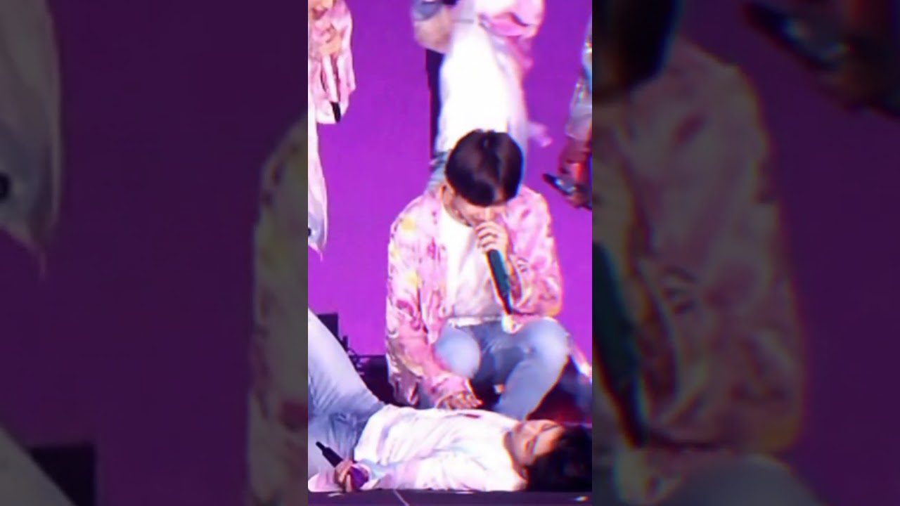 Taehyung touching Jungkook's heart | Jungkook pretends to faint on stage | #taekook #bts