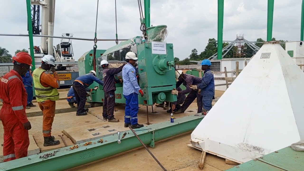 Opération de levage d'une machine de plus de 30 tonnes, opération Très complexe mais reussi