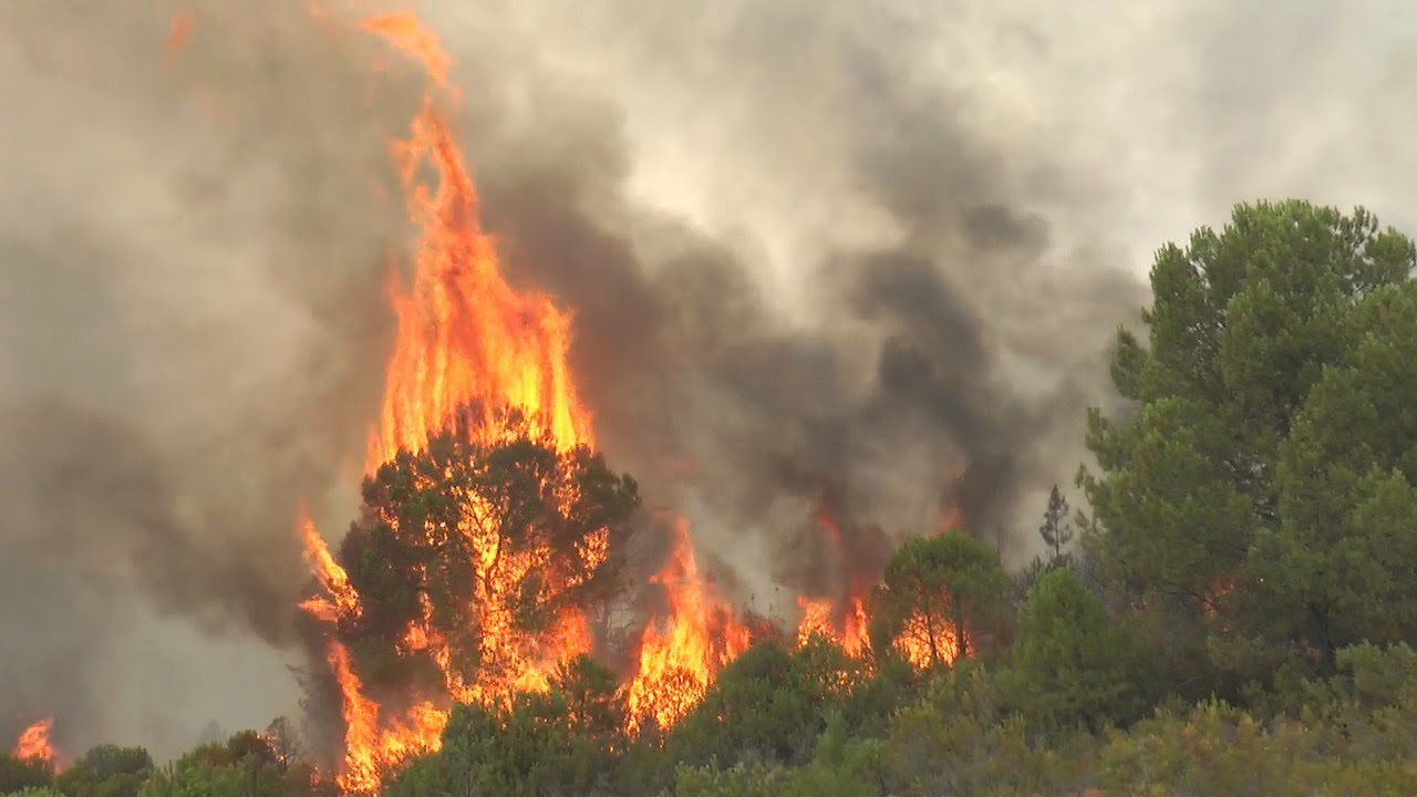 Gran incendio en los alrededores de Nerva