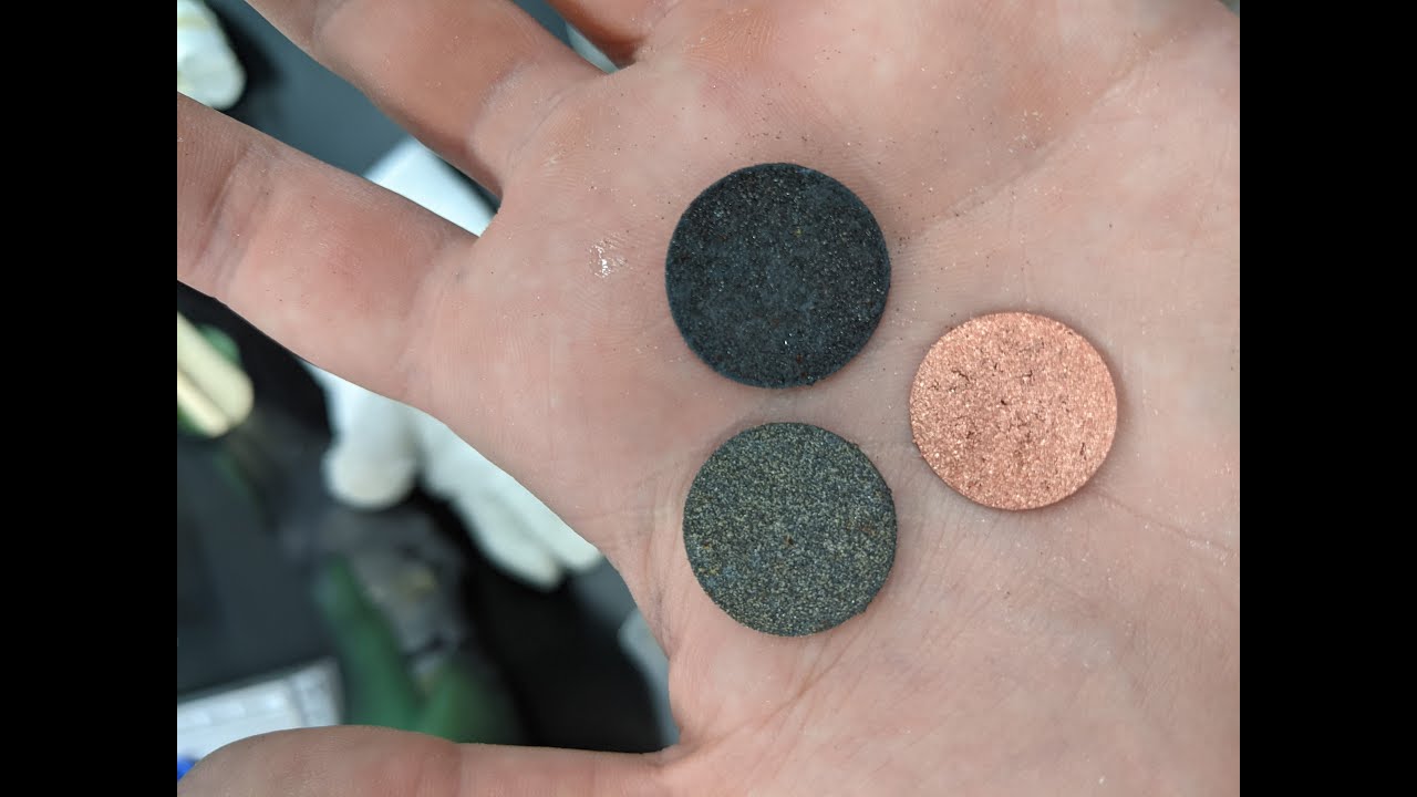 Scavenge oxygen with metal powders when sintering?