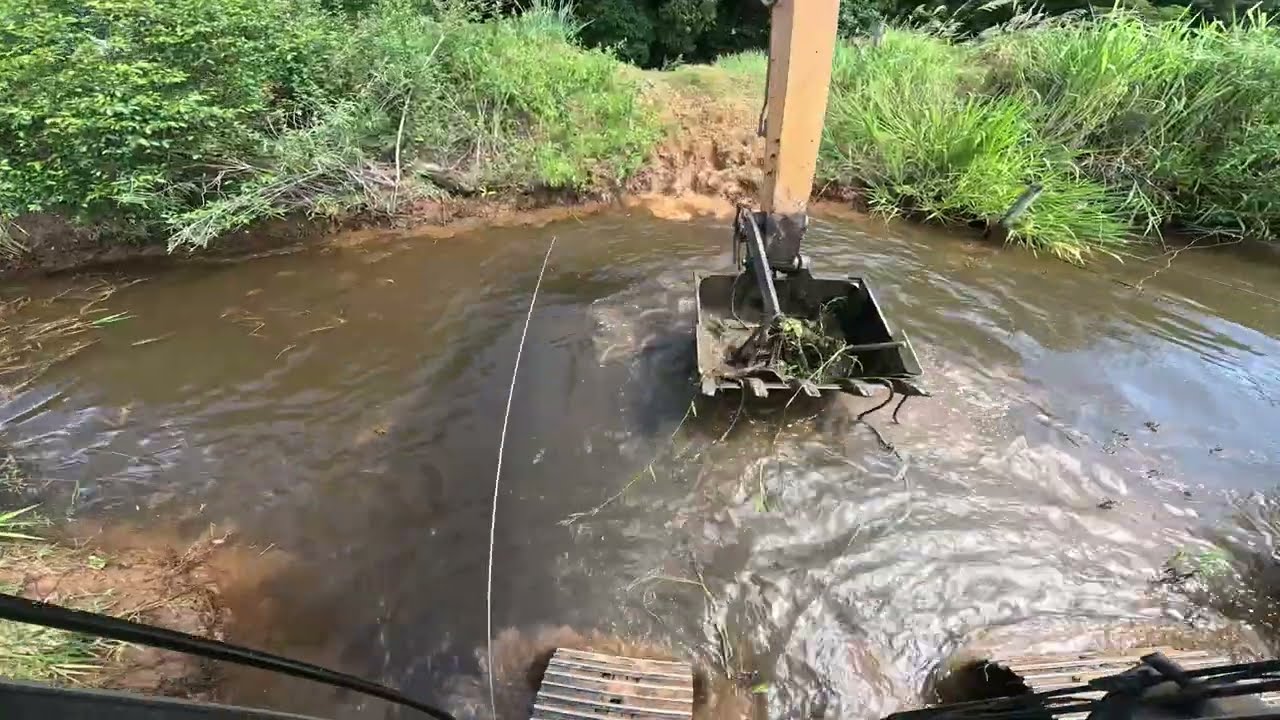ATRAVESSANDO VALETAS ✅ Escavadeira hidráulica 