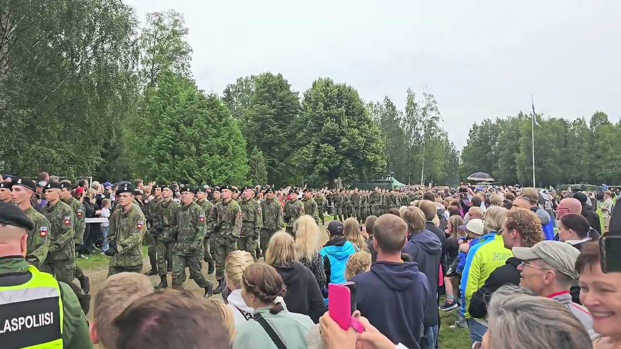 Panssariprikaatin saapumiserän 2/24 valatilaisuuden ohimarssi 16.8.2024