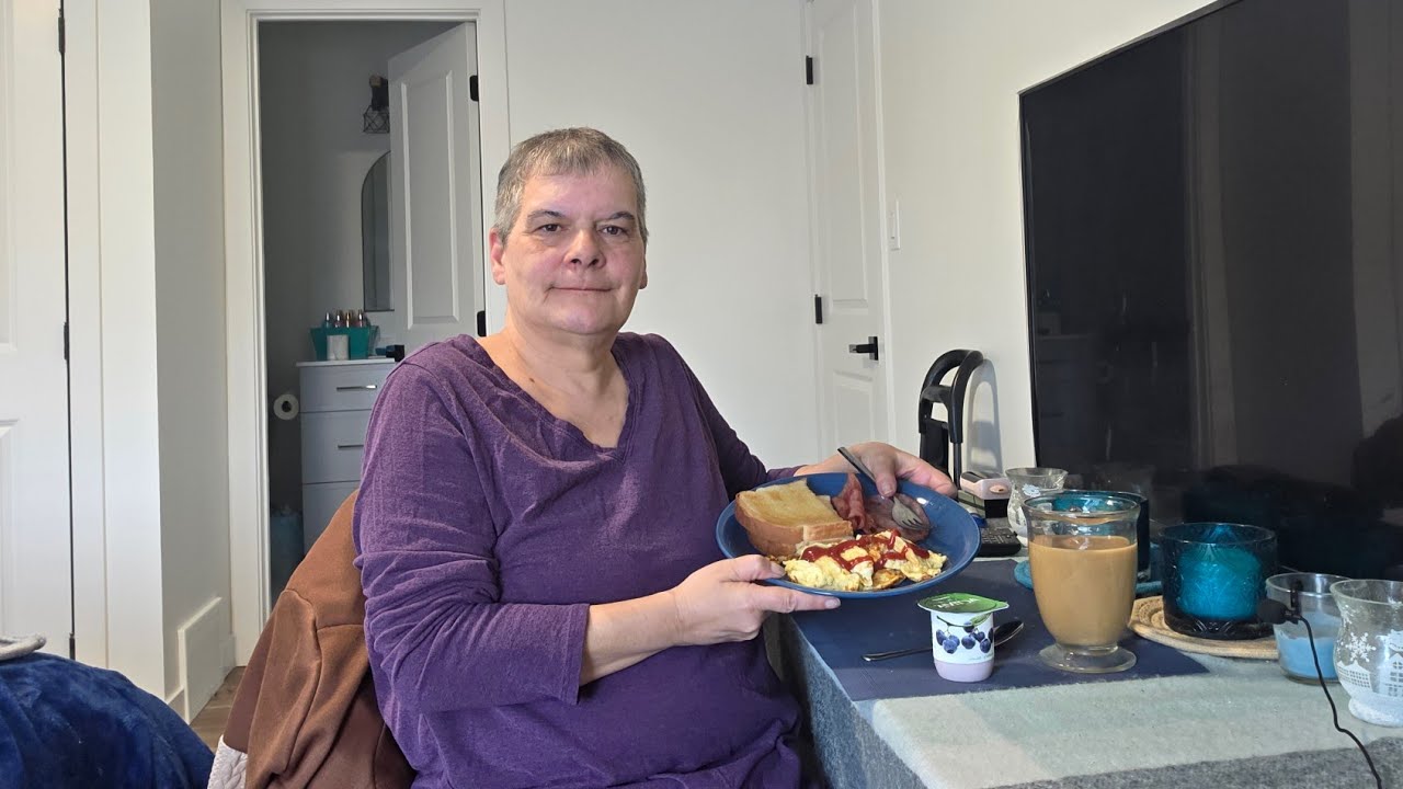 Утренняя беседа. Яичница-болтунья. Ветчина. Тост. Йогурт и кофе.