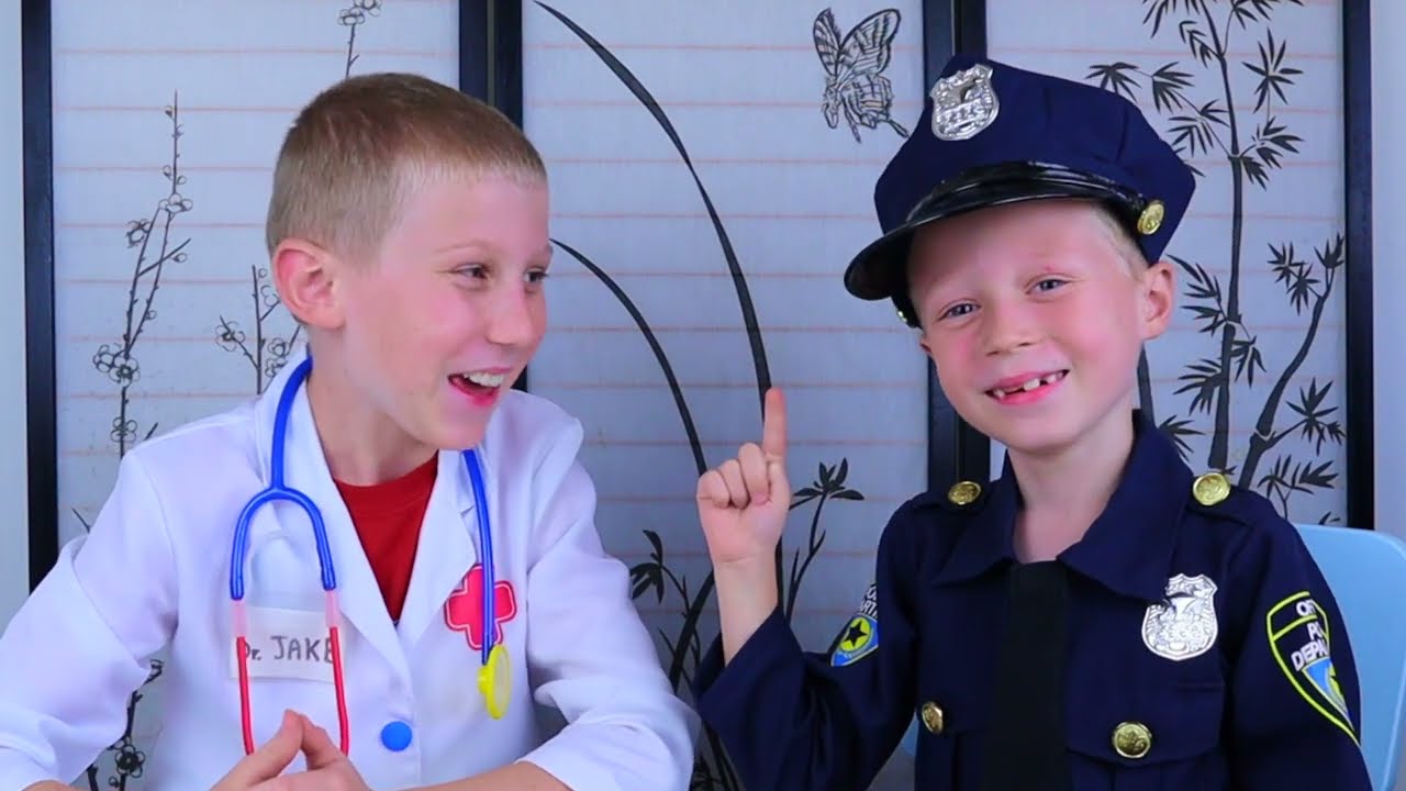 Доктор набор игрушек| Вывихнутый палец! | Майк и Джейк притворяются, что играют| Комплект доктора