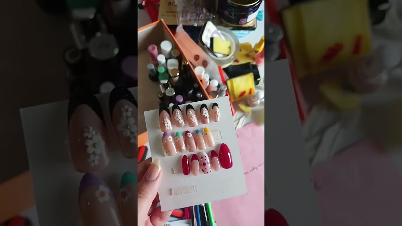 Allrounder Izz is live is setting nail studio ❤️💕 and writing subscribers name❤️
