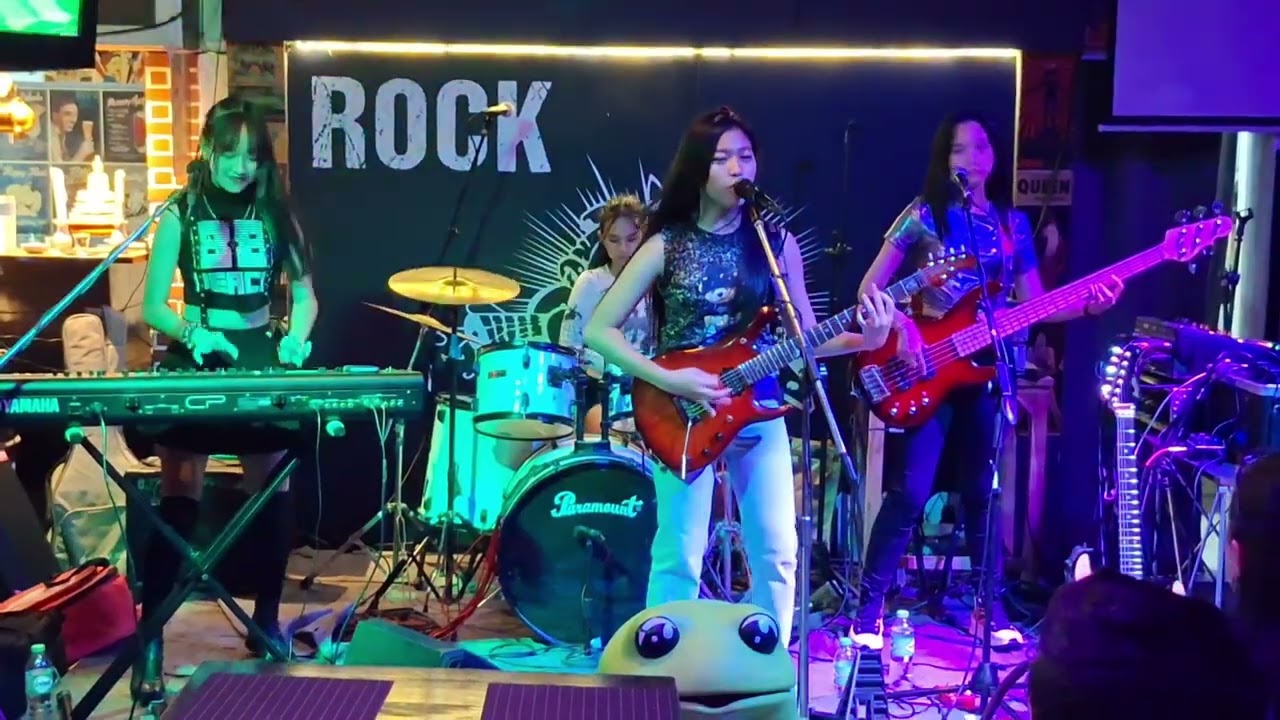 รวมคลิปมินิคอนเสิร์ต 4สาวชาวร็อค Petch. & Band 