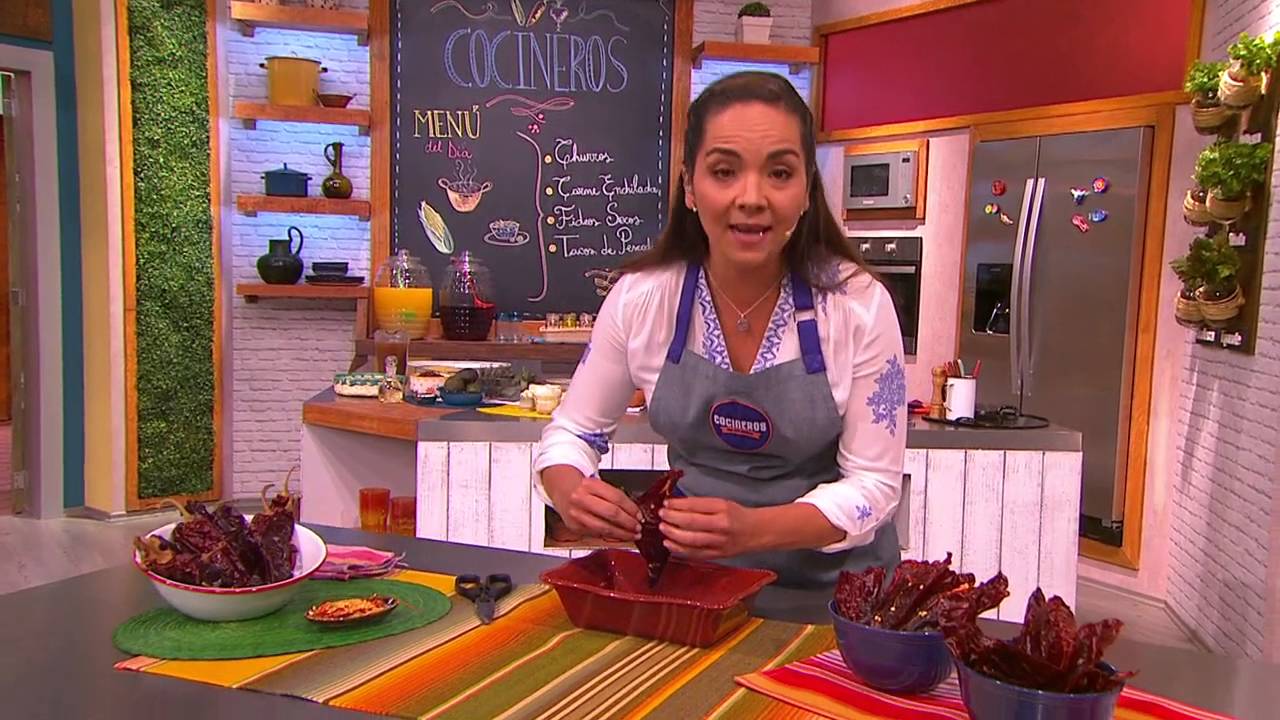 Tips: &iquest;C&oacute;mo desvenar el chile? | Cocineros Mexicanos