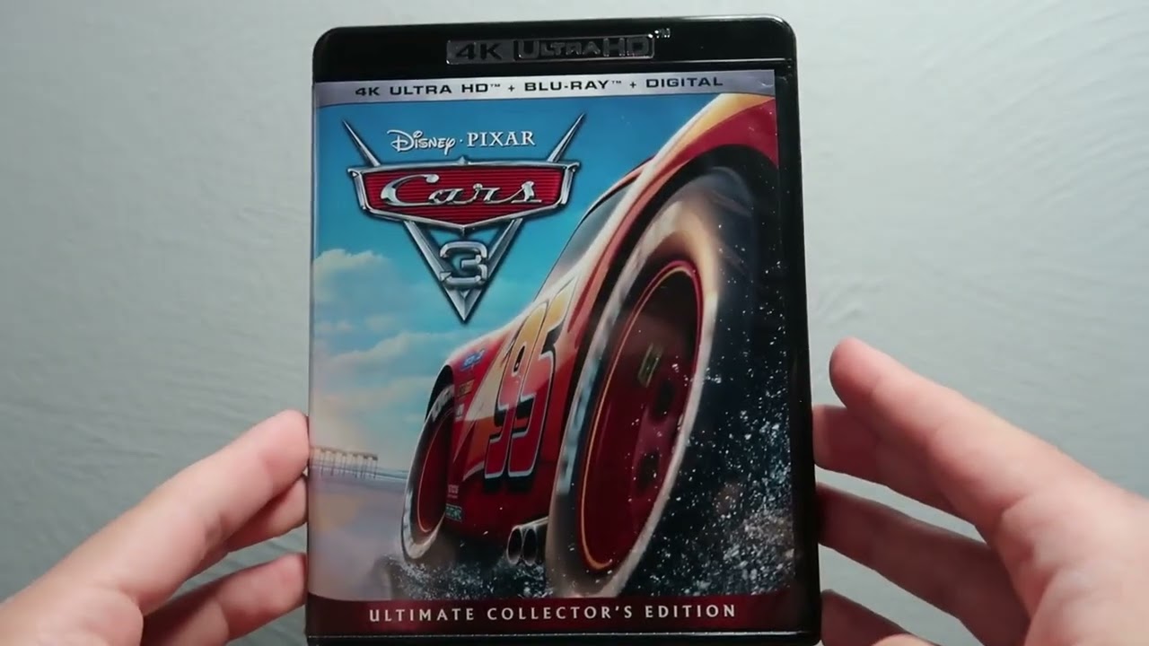 Распаковка Blu-ray 4K-диска с фильмом «Тачки 3» (один кадр)