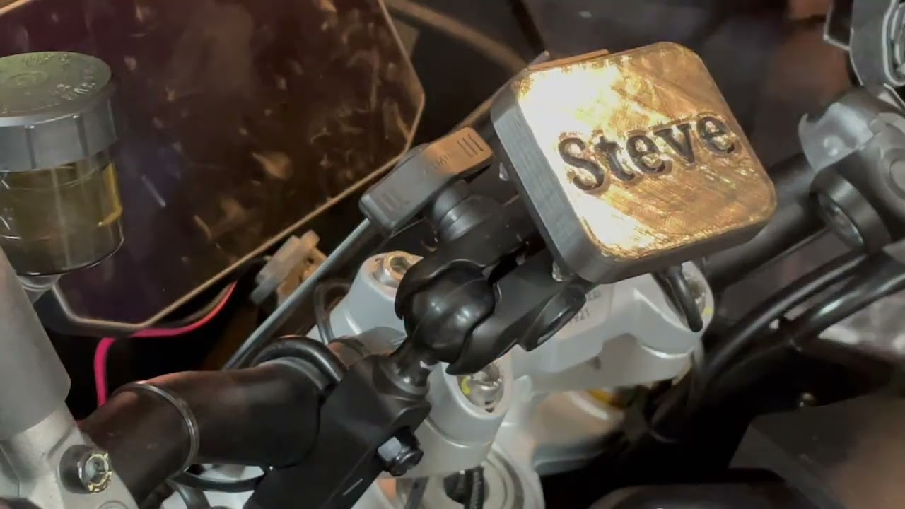 Intro and removing left side panel MotoGuzzi V100 Mandello