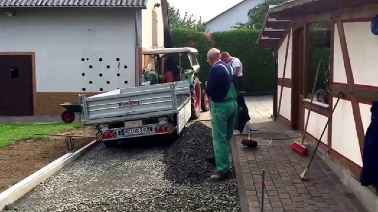 Schotter verteilen und verdichten mit Deutz D40, Pongratz Dreiseitenkipper und Rüttelplatte.
