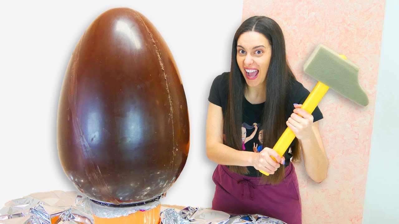 UOVO GIGANTE DI PASQUA - LO APRIAMO CON IL MARTELLO