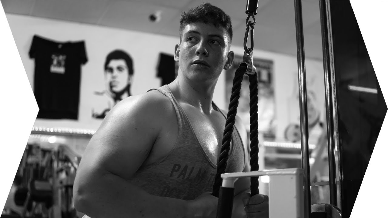 16 JÄHRIGER BODYBUILDER im FITNESS-VAROL