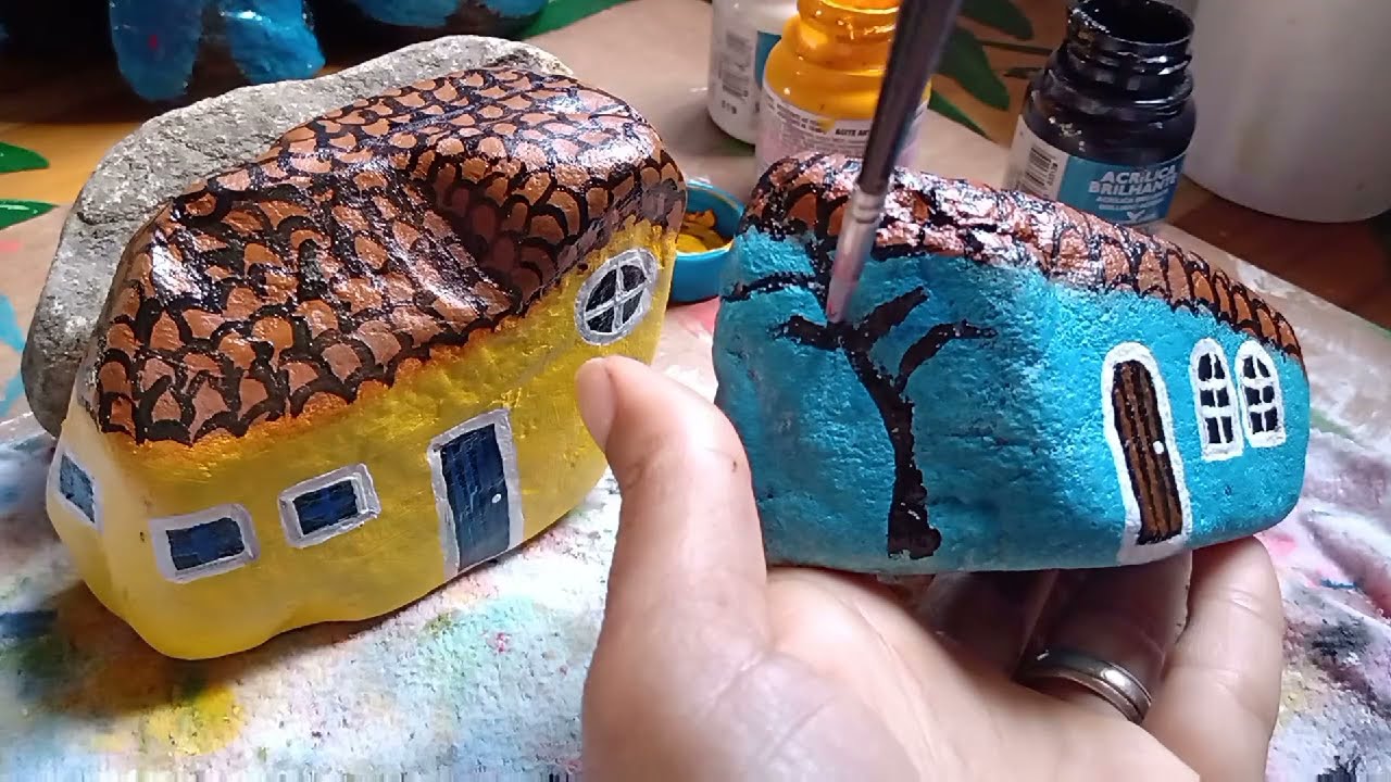 PINTURA EM PEDRAS Casinha Azul e Amarela