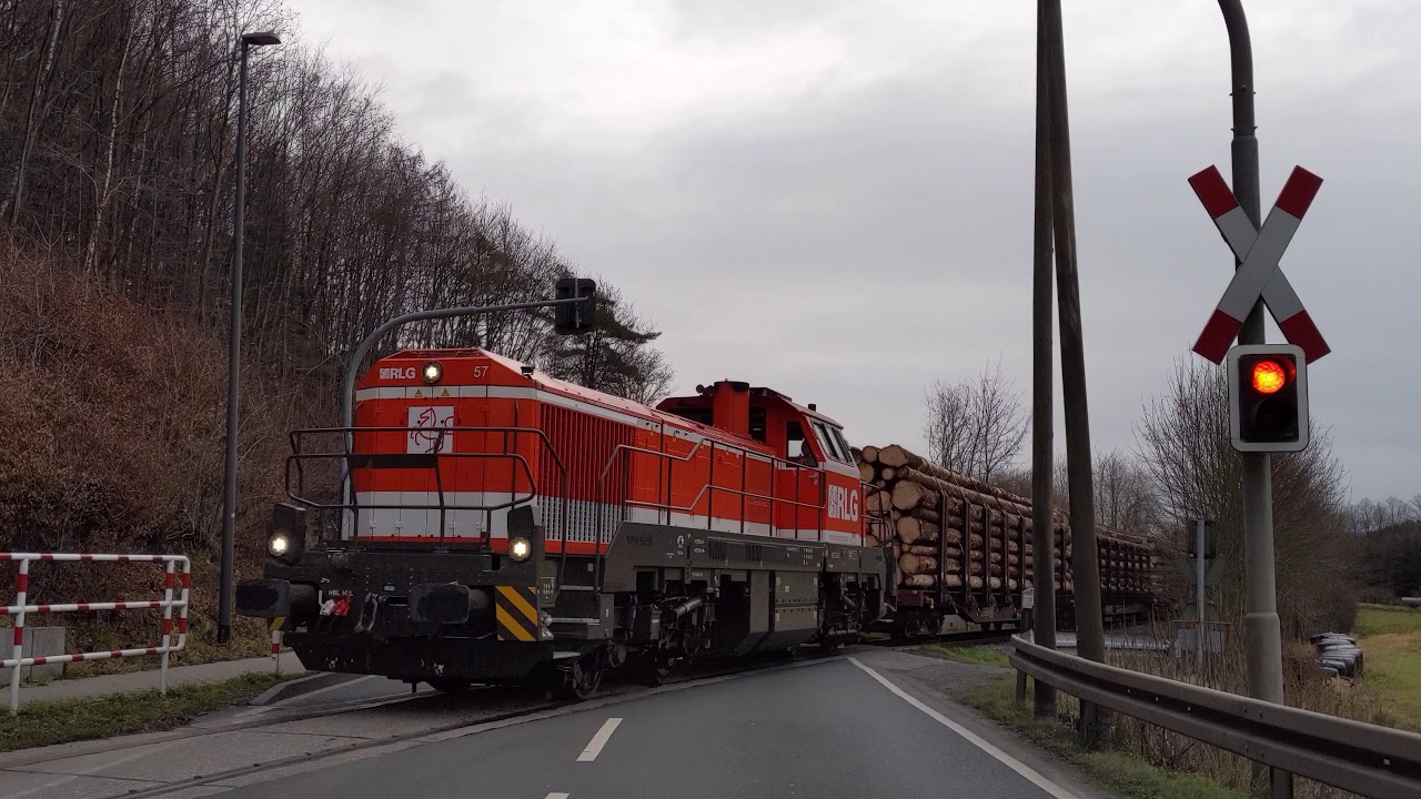 Röhrtalbahn überquert BÜ zwischen Hachen und Stemel