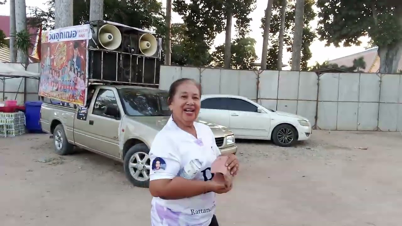 สาวน้อยลำเพลินโซนเล่นอยู่วัดจุกกะเฌอ