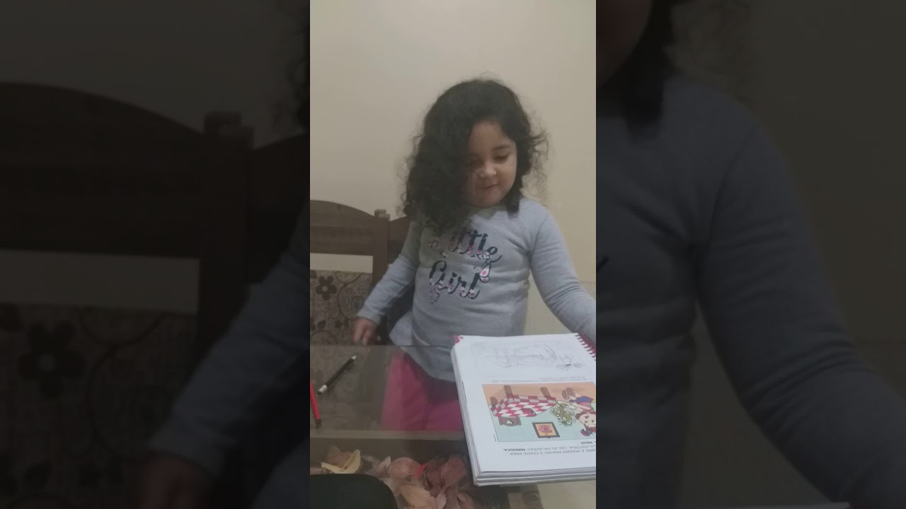 Perlinha contando hist&oacute;rias da minhoca Mimi Escola Pequetitos