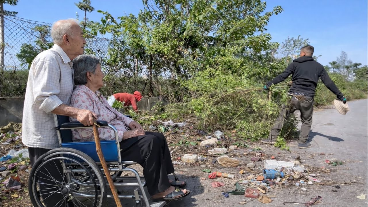 Мы были шокированы, найдя парализованную пожилую пару &mdash; очистили тротуар 😢