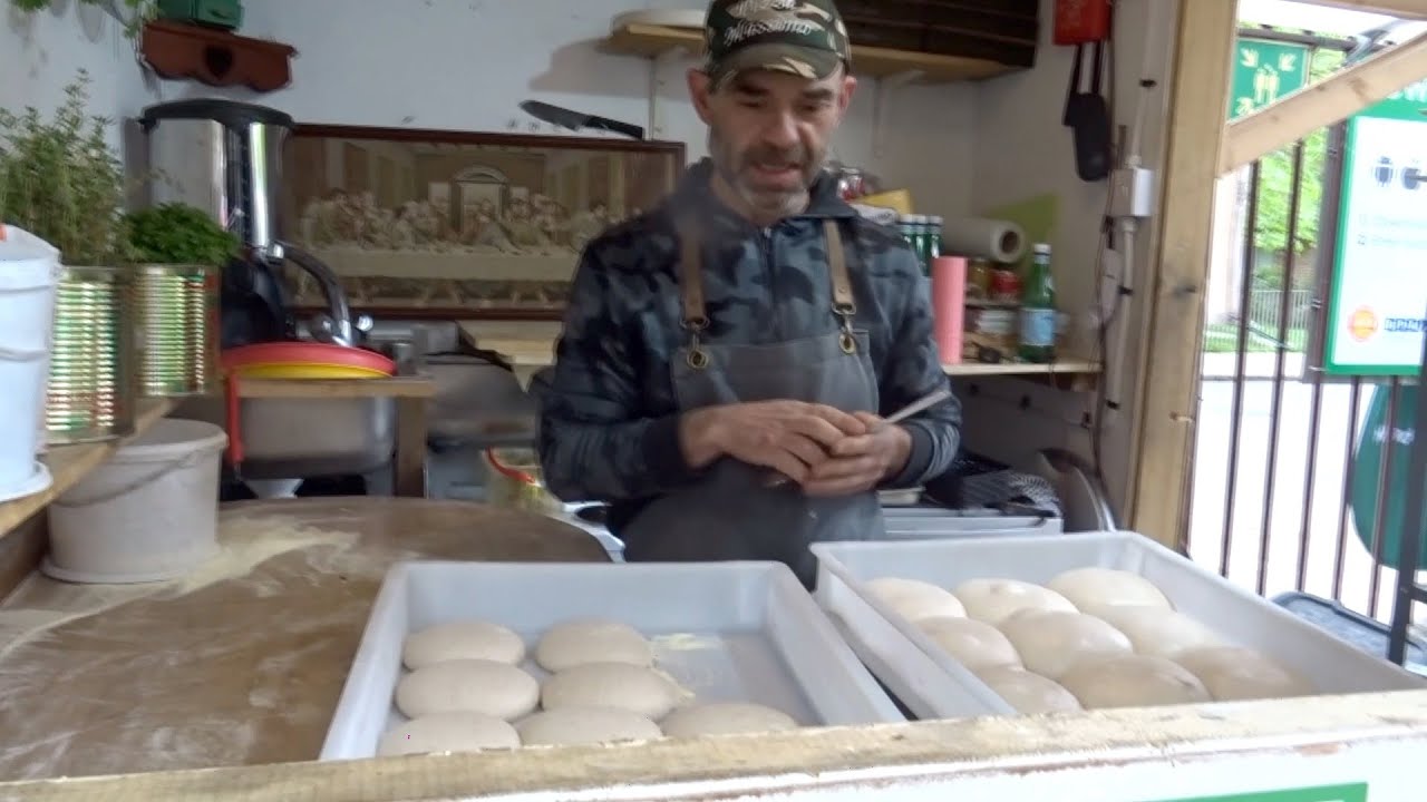 Как растянуть пиццу с 60% увлажнением против 70% увлажнения с пицца-мастером Массимо Ночерино