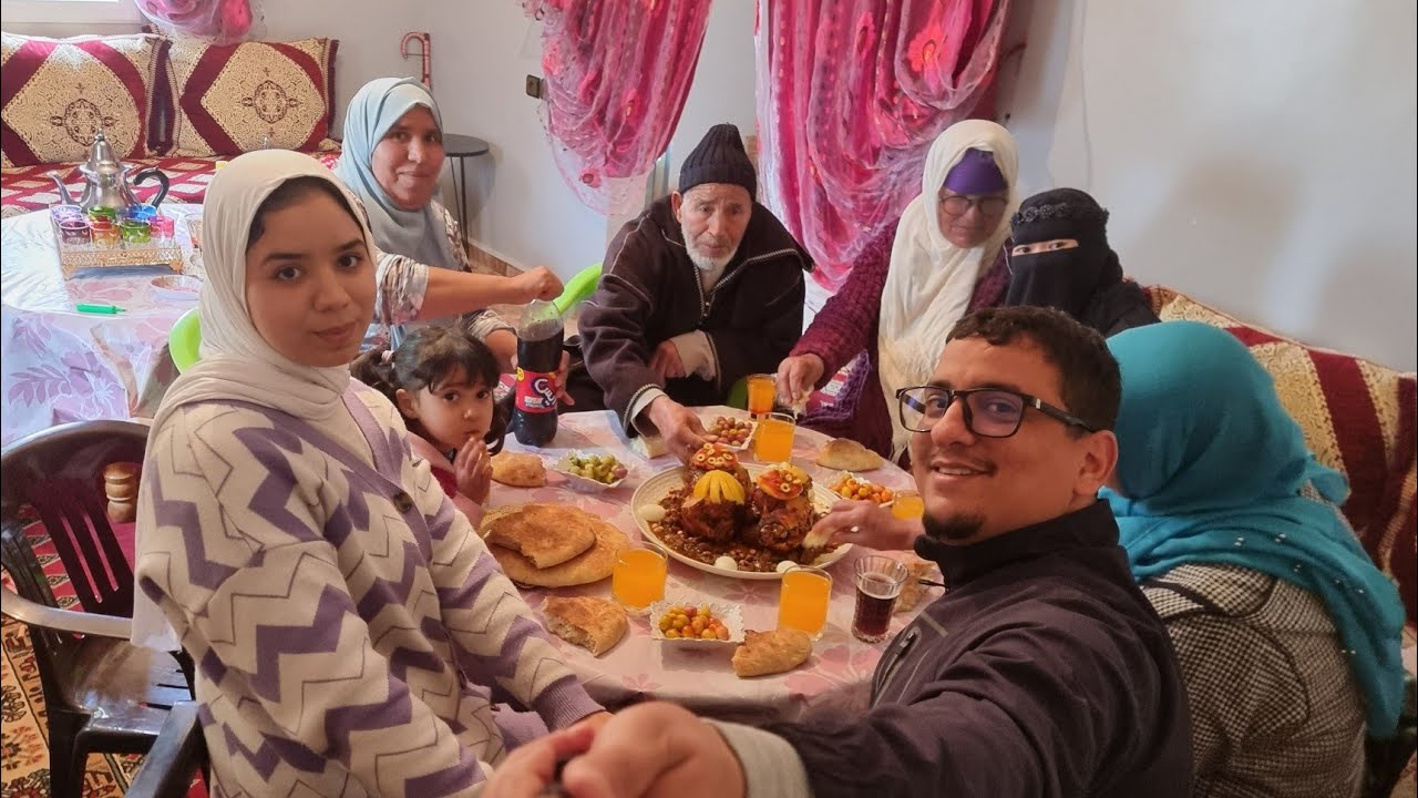 اليوم معروضين عند الاخت نزهه وكبرت بنا هي وماماها ولاني عجبتها الطبيعه والبادية