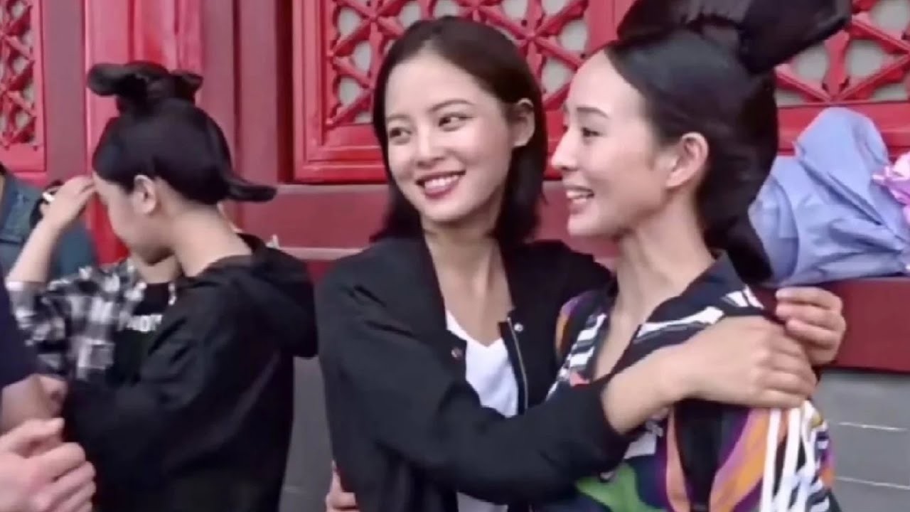 【新春花絮合集】辛芷蕾拍摄时突然失控，猝不及防亲上搭戏女演员脸颊，全场笑疯！